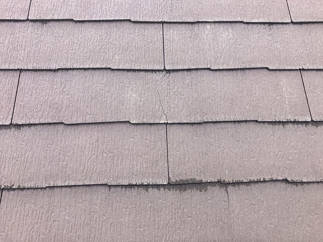 雨水が染み込んだ跡のあるスレート板